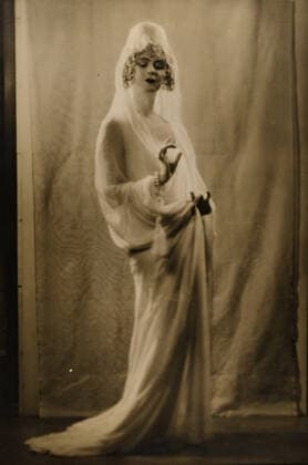 Arnold Genthe, Ruth St. Denis, Staatliche Landesbildstelle Hamburg, collection on the history of photography, silver gelatin paper, black and white positive process, image size: height: 35.10 cm; width: 23.40 cm, stamp: verso and left in lead: Ruth St. Denis, portrait photography, fashion photography, full-length portrait, dancer, woman, historical person, standing figure, headgear, arm positions, gestures, Ruth Saint Denis  Copyright Artokoloro LCMH201205_01550