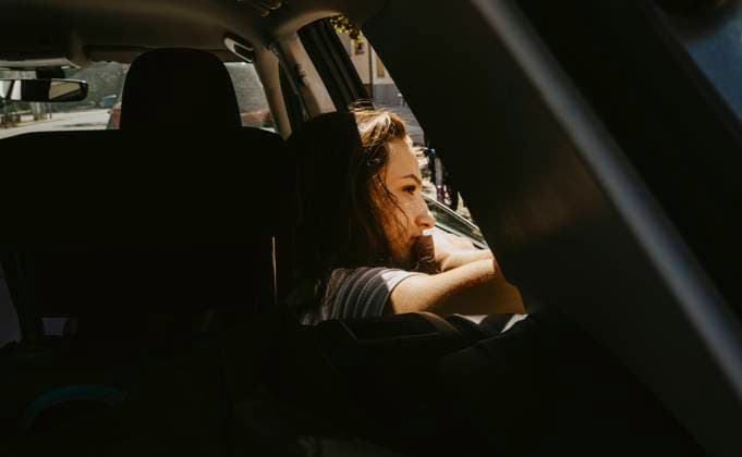 IMAGO Creative: Neue Aussichten Pre-adolescent girl looking out of window while sitting in electric car during vacation Germany, Berlin, model released Copyright: xMaskotx , MA83615