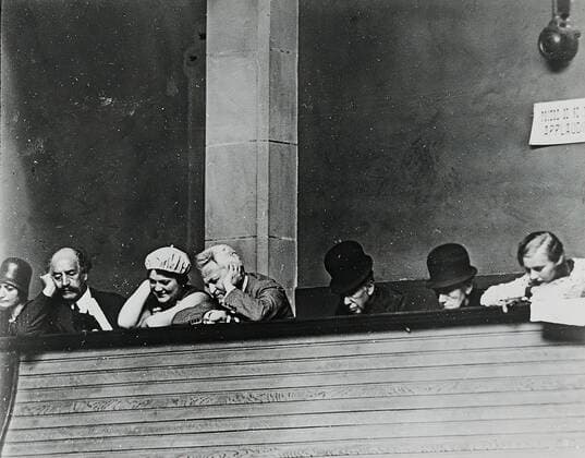 Erich Salomon, Die Zuschauergalerie im Völkerbund, Staatliche Landesbildstelle Hamburg, collection on the history of photography, silver gelatin paper, black and white positive process, image size: height: 27.50 cm; width: 35.00 cm, stamp: verso center: PHOTO DR. ERICH SALOMON, REPRESENTED BY, PETER HUNTER, PRESS FEATURES, address AMSTERDAM, inscribed: verso and on the cardboard: object inscription of the Staatliche Landesbildstelle: photographer, title, explanation, year, measurements and inventory number handwritten in black, reporting photography, state law political. Life, governing and representative bodies  Copyright Artokoloro LCMH201205_01864