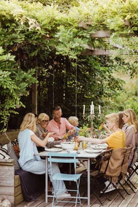 IMAGO Creative: Landleben - Essen Happy family having meal at garden party Sweden, Gothenburg, model released, property released Copyright: xMaskotx , MA83797