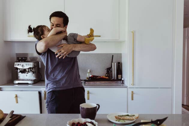 IMAGO Creative: Vaterschaft Father playing with son in kitchen at home Sweden, Stockholm, model released, property released Copyright: xMaskotx , MA83962