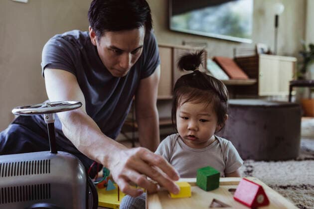 IMAGO Creative: Jahreszeit Winter, Fantasievoll drinnen spielen Father playing with son in living room at home Sweden, Stockholm, model released, property released Copyright: xMaskotx , MA83987