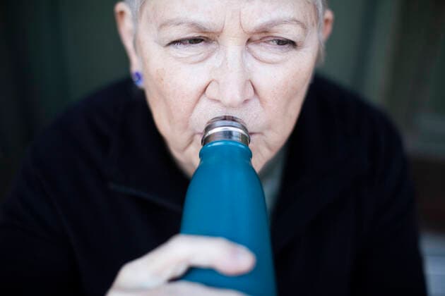 Creative Highlights Symbolbilder Senior woman drinking water outside house Sweden, Stockholm, model released, property released Copyright: xMaskotx , MA84000