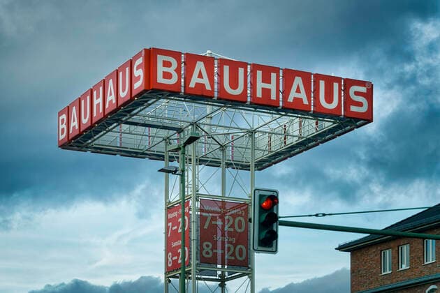 Bauhaus Berlin Treptow, Schild, Baumarkt, dunkle Wolken, geschlossen im Lockdown Januar 2021 Bauhaus Berlin Treptow, Schild, Baumarkt, dunkle Wolken, geschlossen im Lockdown Januar 2021
