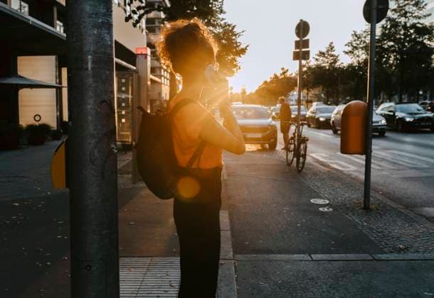 IMAGO Creative: Stadtlandschaften - Straßen von Berlin Businesswoman talking over smart phone while standing on footpath in city Germany, Berlin, model released Copyright: xMaskotx , MA84190