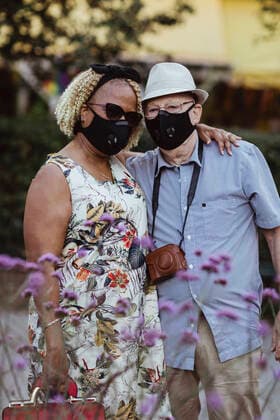 Creative Highlights Symbolbilder Heterosexual couple with arm around standing in park during pandemic Sweden, Stockholm, model released Copyright: xMaskotx , MA84295