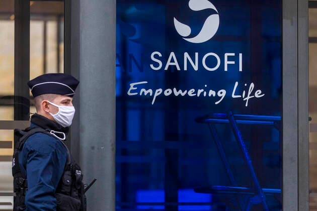 Paris, France February 4, 2021 - Rally in front of the pharmaceutical giant Sanofi headquarters at the call of the CGT union, to protest against the cuts in research positions. Sanofi laboratories are far behind in the race for the vaccine. The multinational is now reduced to producing the vaccine developed by Pfizer BioNtech laboratories, and will therefore not be able to deliver its own before the last quarter of 2021 at the earliest NEWS, SANOFI, MANIFESTATION, RASSEMBLEMENT, BIG PHARMA, ENTREPRISE, CAC40, MULTINATIONALE, MEDICAMENTS, SANTE, SYNDICAT, INDUSTRIE PHARMACEUTIQUE, LICENCIEMENTS, SIEGE SOCIAL, LOGO, GENERIQUE, ILLUSTRATION, BUREAUX, POLICE, SURVEILLANCE, SECURITE Copyright: xVincentxIsorex