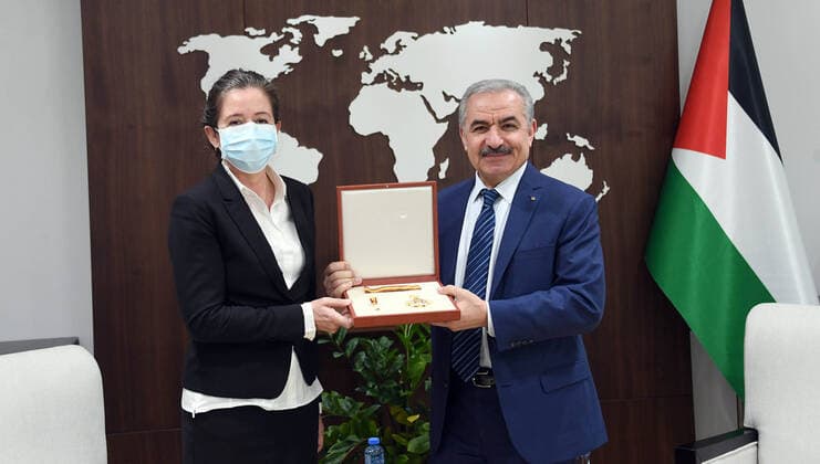 February 4, 2021, Ramallah, West Bank, Palestinian Territory: Palestinian Prime Minister Mohammad Ishtayeh, awards the representative of Denmark to the State of Palestine, Natalia Feinberg and the Order of the Star of Jerusalem, in the West Bank city of Ramallah, on February 4, 2021 Ramallah Palestinian Territory - ZUMAap3_ 20210204_zaf_ap3_174 Copyright: xPrimexMinisterxOfficex