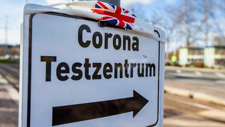 Wuerzburg, Talavera, 04.02.2021, Die Corona-Mutation aus Grossbritanien und ihr Einfluss auf die Jahrhundert-Pandemie Bild: Die Wegbeschreibung zum Testzentrum auf welchem ein Mundschutz mit Grossbritanien-Flagge haengt Copyright: HMBxMedia JulienxBecker