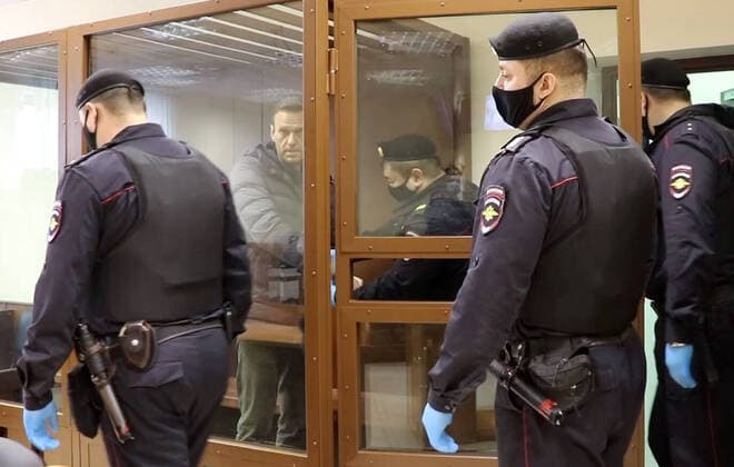 MOSCOW, RUSSIA - FEBRUARY 5, 2021: Opposition activist Alexei Navalny (L back) charged with defaming WWII veteran Ignat Artyomenko attends a hearing at Moscow s Babushkinsky District Court. Babushkinsky District Court TASS THIS IMAGE WAS PROVIDED BY A THIRD PARTY. EDITORIAL USE ONLY  TS0F5FFE