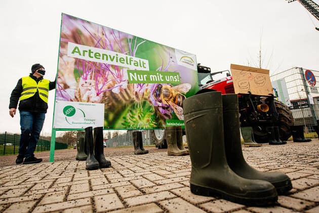 Bilder des Jahres 2021, News 02 Februar News Themen der Woche KW05 Erfurt , 05.02.2021 , Bauerndemo vor dem Thüringer Landtag, Aktionsprogramm Insektenschutz stoppen! Im Bild: Thüringer Landwirte demonstrieren mit grünen Kreuzen und Stiefel (Symbol für geschlossene Landwirtschaftsbetriebe) vor dem Steigerwaldstadion (Plenarsitzung Coronabedingt) *** Erfurt , 05 02 2021 , Farmers demo in front of the Thuringian state parliament, stop action program insect protection In the picture Thuringian farmers demonstrate with green crosses and boots symbol for closed farms in front of the Steigerwald stadium plenary session Corona conditional