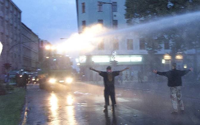 Foto: Henry H. Herrmann Thema: 1.Mai Krawalle in Berlin-Kreuzberg Wasserwerfereinsatz auf dem Oranienplatz *** Photo Henry H Herrmann Topic 1 May riots in Berlin Kreuzberg Water cannon use on the Oranienplatz Copyright: xIMAGOxHenryxH.xHerrmannx0172x3011518x