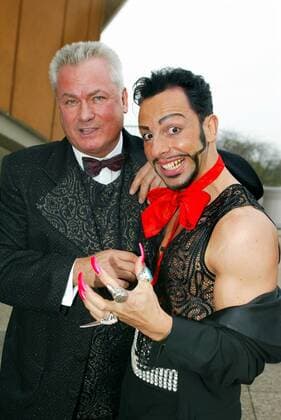 Fi-Fi Copyright: IMAGO. Herrmann : Thema: Zum 10. Male wurde in Berlin am Freitag abend der Fi-FI Award 2002 fuer die besten Duefte vergeben. Dieter Schroth und Harald Glööckler von Pompöös *** Fi Fi Copyright IMAGO Herrmann Topic For the 10th time the Fi FI Award 2002 for the best Duefte was awarded in Berlin on Friday evening Dieter Schroth and Harald Glööckler of Pompöös Copyright: xEventpressxHerrmannx