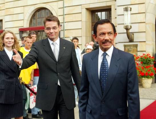 Copyright: IMAGO. Herrmann : Thema: Der Sultan von Brunei vor dem Hotel Adlon Copyright: xEventpressxHerrmannx
