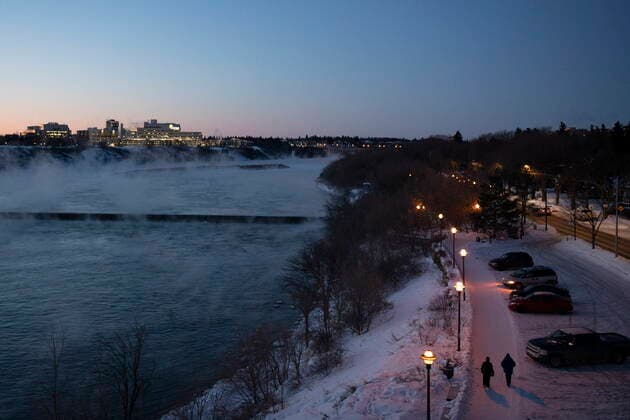 February 5, 2021, Saskatoon, SK, Canada: Pedestrians walk by the South Saskatchewan River during an extreme cold warning in Saskatoon, Sask. on Friday, February 5, 2021. Saskatoon Canada  - ZUMAc35_ 20210205_zaf_c35_007 Copyright: xKaylexNeisx