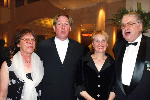 Mentor Copyright: IMAGO. Herrmann : Thema: Gala-Essen der Mentorstiftung im Hotel Adlon am 12.10.02 mit den Gaesten: Erika de Hadeln, Jürgen und Elvie Schau mit Moritz de Hadeln *** Mentor Copyright IMAGO Herrmann Theme Gala Dinner of the Mentor Foundation at the Hotel Adlon on 12 10 02 with guests Erika de Hadeln, Jürgen and Elvie Schau with Moritz de Hadeln Copyright: xEventpressxHerrmannx
