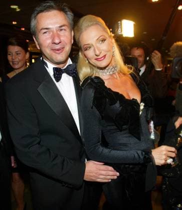 AiDS Gala Copyright: IMAGO. Herrmann : Thema: AIDS Gala 2002 in Berlin Klaus Wowereit mit Desirée Nick Desiree *** AiDS Gala Copyright IMAGO Herrmann Theme AIDS Gala 2002 in Berlin Klaus Wowereit with Desirée Nick Desiree Copyright: xEventpressxHerrmannx
