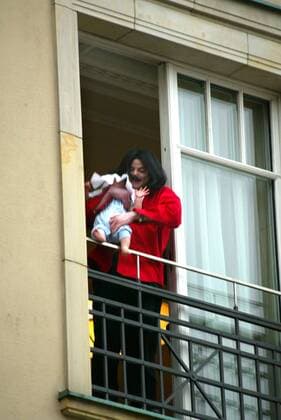 Ikonische Bilder der Zeitgeschichte Jackson Copyright: IMAGO. Herfort : Thema: Michael Jackson in Berlin Wohnt im Hotel Adlon Michael zeigt den Fans vor dem Hotel sein KInd Copyright: xEventpressxHerrmannx