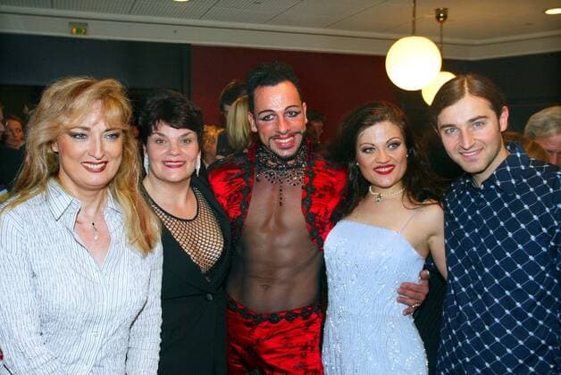 Jingle Bells Copyright: IMAGO. Herrmann Thema: Gala Premiere der Weihnachtsrevue Jingle Bels 2002 im Friedrichstadtpalast Berlin mit : die Hauptdarsteller:Veronika Fischer, Gayle Tufts, Kinga Dobay und Erkan Aki mit Harald Glööckler *** Jingle Bells Copyright IMAGO Herrmann Theme Gala premiere of the Christmas revue Jingle Bels 2002 at the Friedrichstadtpalast Berlin with the main actors Veronika Fischer, Gayle Tufts, Kinga Dobay and Erkan Aki with Harald Glööckler Copyright: xEventpressxHerrmannx