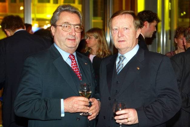 Zukunftspreis Copyright: IMAGO. Herrmann 03.12.2002 Thema: Verleihung des Deutschen Zukunftspreises 2002, der mit 250.000 Euro dotiert ist im Haus der Wirtschaft mit: Dieter Hund und Walter Karschies weitere Informationen unter .zukunftspreis.de *** Future Prize Copyright IMAGO Herrmann 03 12 2002 Topic Awarding of the German Future Prize 2002, which is endowed with 250,000 euros, at the Haus der Wirtschaft with Dieter Hund and Walter Karschies Further information at zukunftspreis de Copyright: xEventpressxHerrmannx