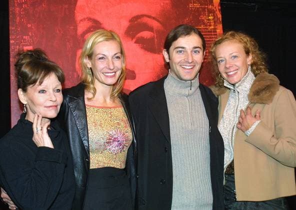 Copyright: IMAGO. Herrmann Datum: 02.01.2002 Thema: Veranstaltung: Gala zum 100. Geburtstag von Marlene Dietrich Marlene hundert im Friedrichstadtpalast mit v.l. Angelica Domröse, Ute Lemper, Erkan Aki, Katja Riemann *** Copyright IMAGO Herrmann Date 02 01 2002 Topic Event Gala for the 100th birthday of Marlene Dietrich Marlene hundert in the Friedrichstadtpalast with f l Angelica Domröse, Ute Lemper, Erkan Aki, Katja Riemann Copyright: xEventpressxHerrmannx