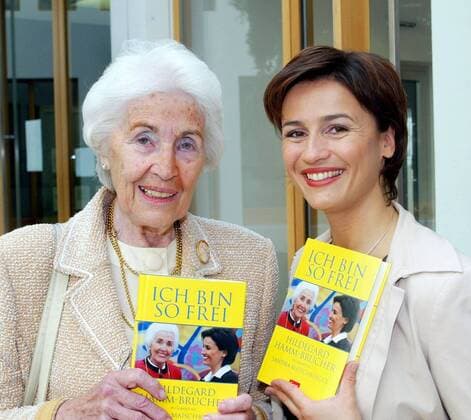 Buchvorstellung Maischberger Copyright: IMAGO. Herrmann Datum: 16.05.2003 Thema: Buchvorstellung des Econ Verlages in Berlin Ich bin so Frei Hildegard Hamm-Brücher im Gespräch mit Sandra Maischberger *** Book presentation Maischberger Copyright IMAGO Herrmann Date 16 05 2003 Topic Book presentation of the Econ publishing house in Berlin Ich bin so Frei Hildegard Hamm Brücher in conversation with Sandra Maischberger Copyright: xEventpressxHerrmannx