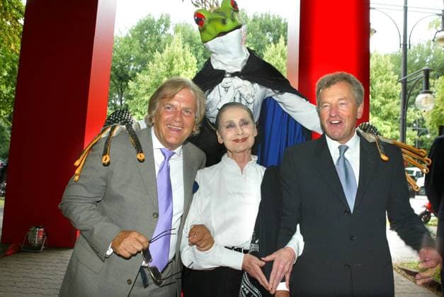Bild Sommerfest Copyright: IMAGO. Herrmann Datum: 01.07.2003 Thema: Sommerfest der Bild Zeitung in Berlin mit : Justus Frantz mit Irina Pabst und Fred Hürst ( Hyatt Deutschland) *** Picture Summer Party Copyright IMAGO Herrmann Date 01 07 2003 Theme Summer Party of Bild Zeitung in Berlin with Justus Frantz with Irina Pabst and Fred Hürst Hyatt Germany Copyright: xEventpressxHerrmannx