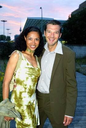 Hugo Boss Modenschau Copyright: IMAGO. Herrmann Datum: 17.07.2003 Thema: Hugo Boss Modenschau im Alten Postbahnhof in Berlin, mit den Gästen: Kai Wiesinger mit Frau Chantal de Freitas *** Hugo Boss fashion show Copyright IMAGO Herrmann Date 17 07 2003 Topic Hugo Boss fashion show in the old Postbahnhof in Berlin, with the guests Kai Wiesinger with Mrs. Chantal de Freitas Copyright: xEventpressxHerrmannx