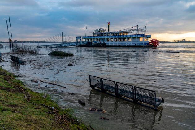 Bilder des Jahres 2021, News 02 Februar News Themen der Woche KW05 Rheinhochwasser, Uferpromenade in Wesel, teils schwappt das Flusswasser schon auf die Wege, Schiffsanleger des Ausflugsschiff River Lady, Wesel, NRW, Deutschland, Rheinhochwasser *** Rhine flood, riverside promenade in Wesel, partly the river water already spills onto the paths, pier of the excursion boat River Lady, Wesel, NRW, Germany, Rhine flood