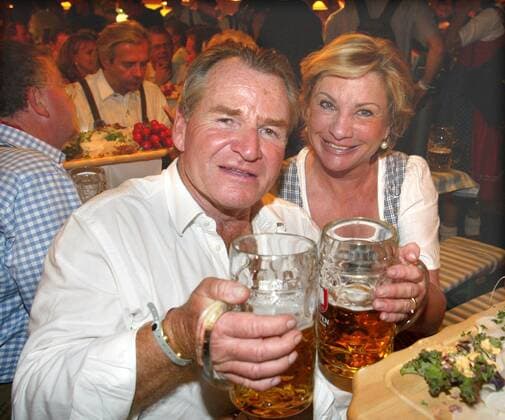 Laureus Golf Trophy 2003 Copyright: IMAGO. Herrmann Datum: 20.09.2003 Thema: Laureus Golf Trophy 2003 Fritz Wepper mit Frau Angela Oktoberfest München Begrüßungsabend im Hippodrom Der renommierte Wiesn Wirt Sepp Krätz, selbst ein begeisterter Golfspieler und Mitglied des Vereins Bogey Golfer ist Gastgeber der LAUREUS Golf Trophy *** Laureus Golf Trophy 2003 Copyright IMAGO Herrmann Date 20 09 2003 Theme Laureus Golf Trophy 2003 Fritz Wepper with wife Angela Oktoberfest Munich Welcome Evening at the Hippodrom The renowned Wiesn landlord Sepp Krätz, himself an avid golfer and member of the Bogey Golfer club, hosts the LAUREUS Golf Trophy Copyright: xEventpressxHerrmannx