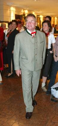 Laureus Golf Trophy 2003 Copyright: IMAGO. Herrmann Datum: 21.09.2003 Thema: Laureus Golf Trophy 2003 Fritz Wepper ganze Figur Zum zweiten Laureus Oktoberfest-Golfturnier in München Die Siegerehrung fand am Sonntag Abend im Bayerischen Hof statt. Bei einer Trachten-Gala mit über 300 Gästen werden dann die Gewinner gekürt und die Spende an die Laureus Sport for Good Foundation übergeben. *** Laureus Golf Trophy 2003 Copyright IMAGO Herrmann Date 21 09 2003 Theme Laureus Golf Trophy 2003 Fritz Wepper whole figure At the second Laureus Oktoberfest golf tournament in Munich The award ceremony took place on Sunday evening at the Bayerischer Hof At a traditional costume gala with over 300 guests, the winners were then chosen and the dona Copyright: xEventpressxHerrmannx