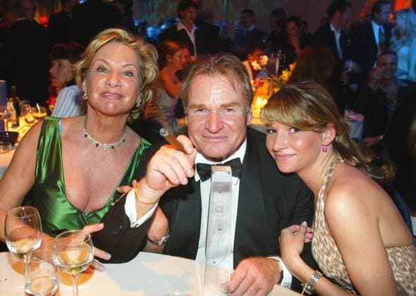 Fernsehpreis 2003 Copyright: IMAGO. Herrmann 27.09.2003 Thema: Preisträger : Fritz Wepper mit Frau Angela und Tochter Sophie Verleihung des Deutschen Fernsehpreises 2003 ( Der Deutsche Fernsehpreis) zum 5. Male im Coloneum in Köln. *** Television Award 2003 Copyright IMAGO Herrmann 27 09 2003 Subject Award winner Fritz Wepper with wife Angela and daughter Sophie Award ceremony of the German Television Award 2003 The German Television Award for the 5th time in the Coloneum in Cologne Copyright: xEventpressxHerrmannx