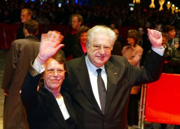 Berlinale Copyright: IMAGO. Herrmann 05.02.2004 Moritz de Hadeln mit Frau Erika Thema: Berlinale Eröffnungsfilm Cold Mountain Roter teppich bei der Premiere: *** Berlinale Copyright IMAGO Herrmann 05 02 2004 Moritz de Hadeln with wife Erika Theme Berlinale opening film Cold Mountain Red carpet at the premiere Copyright: xEventpressxHerrmannx