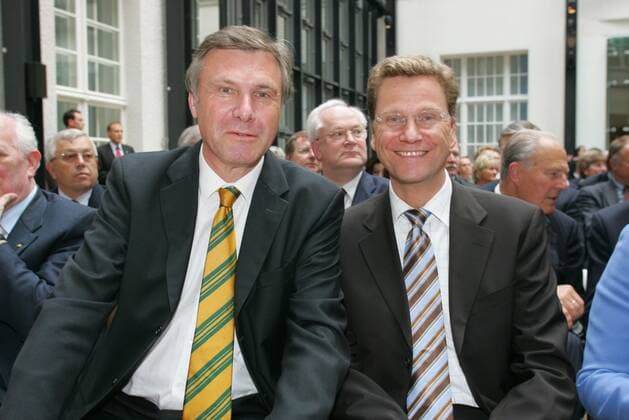 Theo Waigel 65 Copyright: IMAGO. Herrmann 06.05.2004 Thema: Empfang von Theo Waigel zu seinem 65. Geburtstag in der Bayerischen Landesvertretung in Berlin. Wolfgang Gerhardt und Guido Westerwelle *** Theo Waigel 65 Copyright IMAGO Herrmann 06 05 2004 Topic Reception of Theo Waigel on his 65th birthday in the Bavarian Representation in Berlin Wolfgang Gerhardt and Guido Westerwelle Copyright: xEventpressxHerrmannx