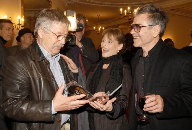 90. Geburtstag von George Tabori 90. Geburtstag von George Tabori IMAGO. Mathias Krohn Datum : 24.5.2004 Thema : V.l.: Wolf Biermann , Angelika Domröse und Hilmar Thate beim 90. Geburtstag von George Tabori im Berliner Ensemble am 24.5.2004 *** 90th birthday of George Tabori 90th birthday of George Tabori IMAGO Mathias Krohn Date 24 5 2004 Topic V l Wolf Biermann , Angelika Domröse and Hilmar Thate at the 90th birthday of George Tabori in the Berliner Ensemble on 24 5 2004 Copyright: xEventpressx xMathiasxKrohnx