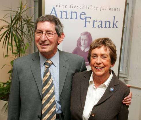Jacqueline van Maarsen Copyright: IMAGO. Herrmann 26.05.2004 Thema: Buchpremiere von Jacqueline van Maarsen : Ich heiße Anne, sagte sie, Anne Frank im Anne Frank Zentrum Rosenthaler Straße mit Mann Ruud Sanders *** Jacqueline van Maarsen Copyright IMAGO Herrmann 26 05 2004 Topic Book premiere by Jacqueline van Maarsen My name is Anne, she said Anne Frank at the Anne Frank Zentrum Rosenthaler Straße with husband Ruud Sanders Copyright: xEventpressxHerrmannx