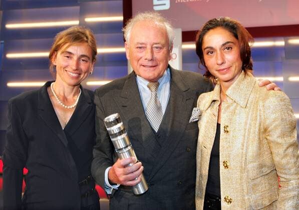 Gründerpreis 2004 Reinhold Würth mit seinen Töchtern Marion und Bettina (r) Copyright: IMAGO. Herrmann 22.06.2004 Thema: StartUp-Initiative zür Förderung von Existenzgründern vergab zum dritten Mal im ZDF Zollernhof den Deutschen Gründerpreis 2004 für herausragende Leistungen beim Aufbau neuer Unternehmen in Deutschland. Den Deutschen Gründerpreis für sein Lebenswerk erhielt Prof. Dr. h. c. Reinhold Würth, 69 Jahre, für sein vorbildliches unternehmerisches und soziales Engagement. Copyright: xEventpressxHerrmannx