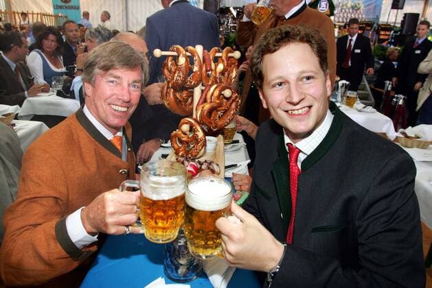 Ersffnung Berliner Oktoberfest 2004 Copyright: IMAGO. Herrmann 07.09.2004 Ersffnung Berliner Oktoberfest 2004 vor dem Berliner Rathaus Mit Leopold Prinz von Bayern und Georg Friedrich Prinz von Preussen (r) *** Opening of the Berlin Oktoberfest 2004 Copyright IMAGO Herrmann 07 09 2004 Opening of the Berlin Oktoberfest 2004 in front of the Berlin City Hall With Leopold Prince of Bavaria and Georg Friedrich Prince of Prussia r Copyright: xEventpressxHerrmannx