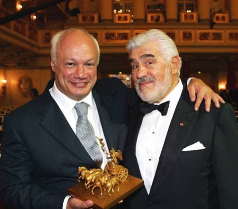 Die Qudriga Preisverleihung Copyright: IMAGO. Herrmann 03.10.2004 Thema: Zum Tag der Deutschen Einheit Preisverleihung Die Quadriga im Konzerthaus Berlin mit Laudator Mario Adorf und Preisträger Eric-Emmanuel Schmitt (l) *** The Qudriga Award Ceremony Copyright IMAGO Herrmann 03 10 2004 Theme On the Day of German Unity Award Ceremony The Quadriga in the Konzerthaus Berlin with laudator Mario Adorf and award winner Eric Emmanuel Schmitt l Copyright: xEventpressxHerrmannx