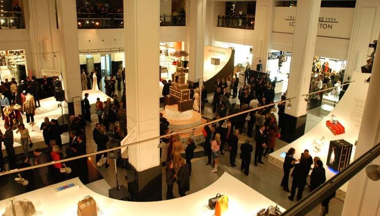 Luxusboulevards im KadeWe Copyright: IMAGO. Krohn 7.10.2004 Thema : Eröffnung des neuen Luxusboulevards im KadeWe und zum 150-jährigen Jubiläum von Louis Vuitton. *** Luxury boulevards in the KadeWe Copyright IMAGO Krohn 7 10 2004 Theme Opening of the new luxury boulevard in the KadeWe and the 150th anniversary of Louis Vuitton Copyright: xEventpressxKrohnx