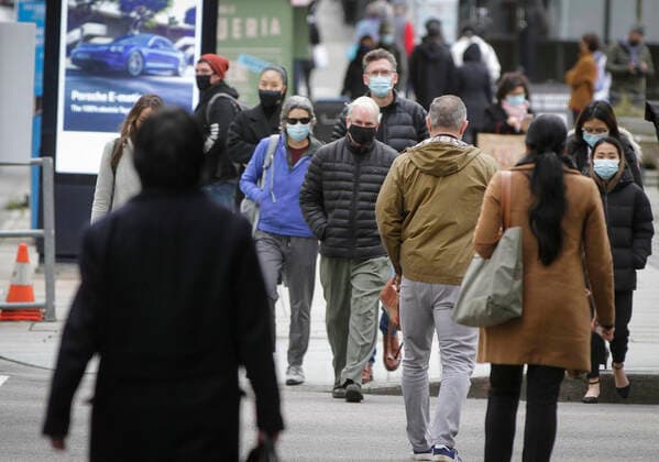 (210205) -- VANCOUVER, Feb. 5, 2021 -- People wearing face masks walk along a street in downtown Vancouver, British Columbia, Canada, on Feb. 5, 2021. The unemployment rate in Canada rose by 0.6 percentage point to 9.4 percent in January, the highest rate since August 2020, said official Statistics Canada on Friday. (Photo by Xinhua) CANADA-VANCOUVER-UNEMPLOYMENT RATE-RISING LiangxSen 