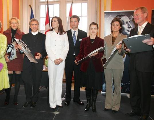 Kronprinz Frederik Copyright: IMAGO. Herrmann 08.11.2004 Thema: Besuch von Kronprinz Frederik und Kronprinzessin Mary von Daenemark ( Dänemark) in Berlin Empfang Eintragung ins Goldene Buch und Ernennung der Maerchenbotschafter im Roten Rathaus in Berlin mit Katja Riemann, der manager von Nina Hagen, das Kronprinzenpaar, Sasha Waltz, Sandra maischberger und Hans-Olaf Henkel (r) *** Crown Prince Frederik Copyright IMAGO Herrmann 08 11 2004 Topic Visit of Crown Prince Frederik and Crown Princess Mary of Denmark Denmark in Berlin Reception Entry in the Golden Book and appointment of the Fairy Tale Ambassadors in the Red City Hall in Berlin with Katja Riemann, the manager of Nina Hagen, the Crown Prince and Crown Princess Mary, Sasha Wal Copyright: xEventpressxHerrmannx