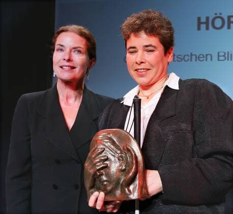 Hoerfilmpreis Copyright: IMAGO. Herrmann 13.12.2004 Thema: Der Blinden und Sehbehindertenverband verlieh den Hoerfilmpreis 2004 durch Schirmherr Mario Adorf im Atrium der Deutschen Bank Berlin mit Jurymitgleid Gudrun Landgrebe und der Preistraegerin Evelyn Sallam *** Hoerfilmpreis Copyright IMAGO Herrmann 13 12 2004 Topic The Association for the Blind and Visually Impaired awarded the Hoerfilmpreis 2004 by patron Mario Adorf in the atrium of the Deutsche Bank Berlin with jury member Gudrun Landgrebe and prize winner Evelyn Sallam. Copyright: xEventpressxHerrmannx