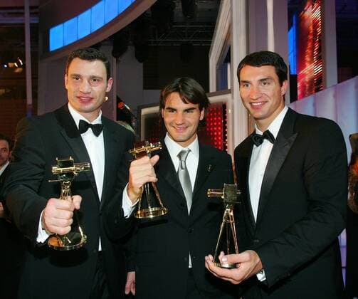 Goldene Kamera 2005 Copyright: IMAGO. Herrmann 09.02.2005 Thema: Preisverleihung 40. Preisverleihung der Goldenen Kamera 2005 (Preis der HörZu) in der Ullsteinhalle des Springer-Hauses Berlin mit den Preistraegern: Vitali und Waldimir Klitschko mit Roger Federer *** Goldene Kamera 2005 Copyright IMAGO Herrmann 09 02 2005 Theme Award Ceremony 40 Award Ceremony of the Golden Camera 2005 Prize of the HörZu in the Ullsteinhalle of the Springer Haus Berlin with the prize winners Vitali and Waldimir Klitschko with Roger Federer Copyright: xEventpressxHerrmannx