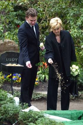 Beerdigung von Harald Juhnke Copyright: IMAGO. Gerd, 09.04.2005, Thema: Beerdigung von Harald Juhnke auf dem Friedhof in Berlin-Dahlem, in Anwesenheit zahlreicher Trauergaeste, Promineter, Familie, mit Carmen Nebel, Sohn Gregor, *** Funeral of Harald Juhnke Copyright IMAGO Gerd, 09 04 2005, Theme Funeral of Harald Juhnke at the cemetery in Berlin Dahlem, in the presence of numerous mourners, celebrities, family, with Carmen Nebel, son Gregor, Copyright: xEventpress Gerdx