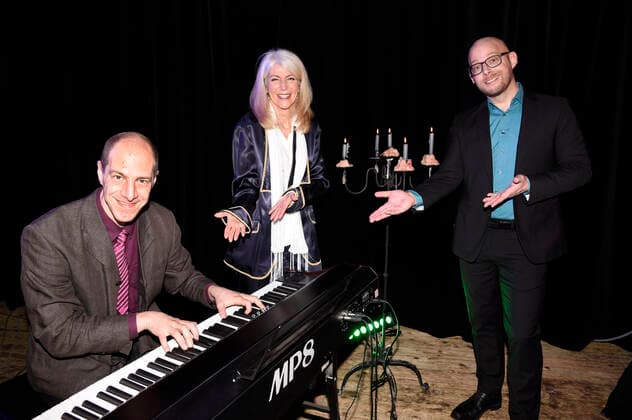 Steffen Zander, Linda Jo Rizzo und Christian Deussen live beim Back on Stage - Zurück auf die Bühne! Release Konzert via Livestream auf der Kulturbühne Hinterhalt. Geretsried, 05.02.2021
