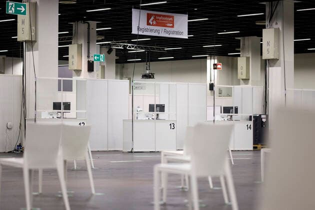 Das Kölner Impfzentrum in den Hallen der Koelnmesse soll am Montag, den 8 Februar 2021 eröffnen. Zuerst werden dort nun die Über-80-Jährigen geimpft vorausgesetzt sie haben einen der Impftermine bekommen. Aufgrund der Verzögerung bei den Impfstoff-Lieferungen der Hersteller Biontech und Pfizer musste der Impfstart in NRW verschoben werden. Köln, 05.02.2021