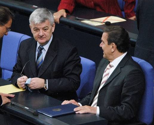 Vertrauenfrage durch Bundeskanzler Gerhard Schröder Copyright: IMAGO. Krohn Datum : 01.07.2005 Thema: Vertrauenfrage durch Bundeskanzler Gerhard Schröder im Deutschen Bundestag in Berlin. Foto : V.l.: Joschka Fischer beim Brilleputzen , Gerhard Schröder *** Question of confidence by Chancellor Gerhard Schröder Copyright IMAGO Krohn Date 01 07 2005 Question of confidence by Chancellor Gerhard Schröder in the German Bundestag in Berlin Photo V l Joschka Fischer cleaning his glasses , Gerhard Schröder Copyright: xEventpress Krohnx