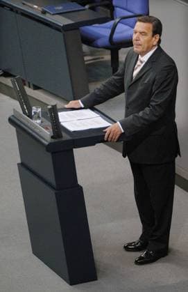 Vertrauenfrage durch Bundeskanzler Gerhard Schröder Copyright: IMAGO. Krohn Datum : 01.07.2005 Thema: Vertrauenfrage durch Bundeskanzler Gerhard Schröder im Deutschen Bundestag in Berlin. Foto : Gerhard Schröder bei seiner Rede *** Question of confidence by Chancellor Gerhard Schröder Copyright IMAGO Krohn Date 01 07 2005 Topic Question of confidence by Chancellor Gerhard Schröder in the German Bundestag in Berlin Photo Gerhard Schröder during his speech Copyright: xEventpress Krohnx