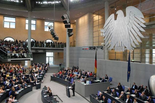 Vertrauenfrage durch Bundeskanzler Gerhard Schröder Copyright: IMAGO. Krohn Datum : 01.07.2005 Thema: Vertrauenfrage durch Bundeskanzler Gerhard Schröder im Deutschen Bundestag in Berlin. Foto : Gerhard Schröder bei seiner Rede *** Question of confidence by Chancellor Gerhard Schröder Copyright IMAGO Krohn Date 01 07 2005 Topic Question of confidence by Chancellor Gerhard Schröder in the German Bundestag in Berlin Photo Gerhard Schröder during his speech Copyright: xEventpress Krohnx